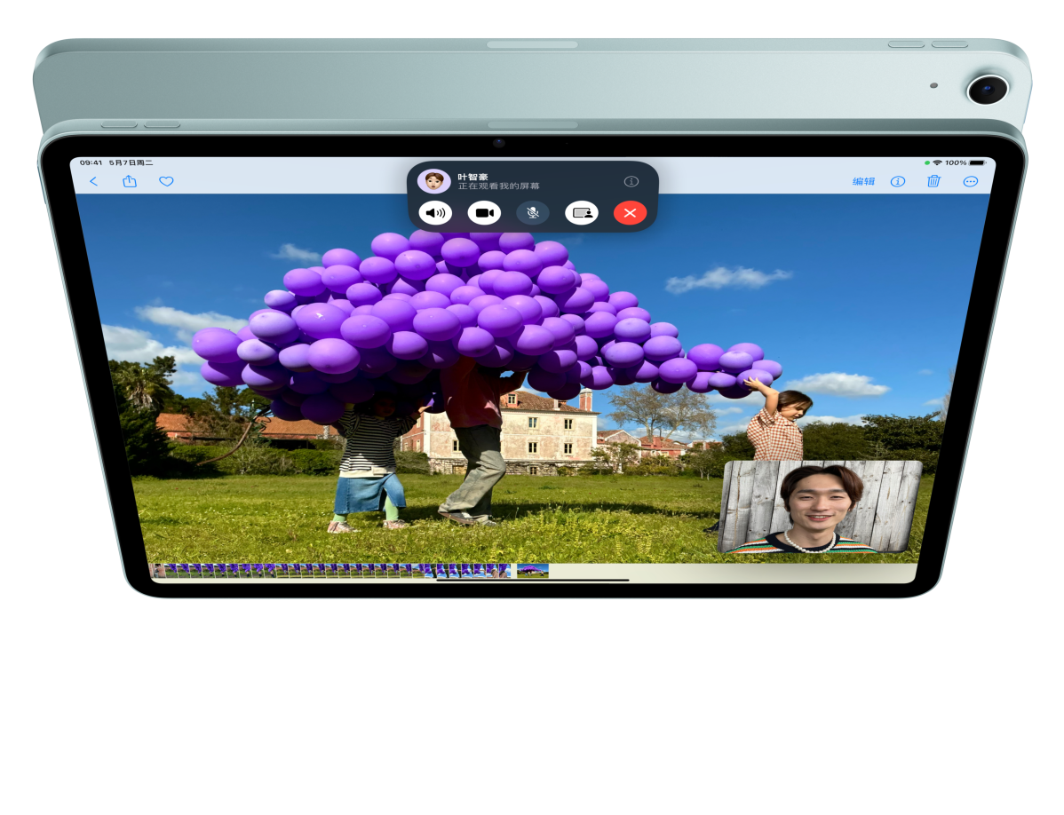 一部 iPad Air 的正面外观，屏幕上用户在一边进行 FaceTime 视频通话一边浏览照片；后方则展示着另一部 iPad Air 的背面外观