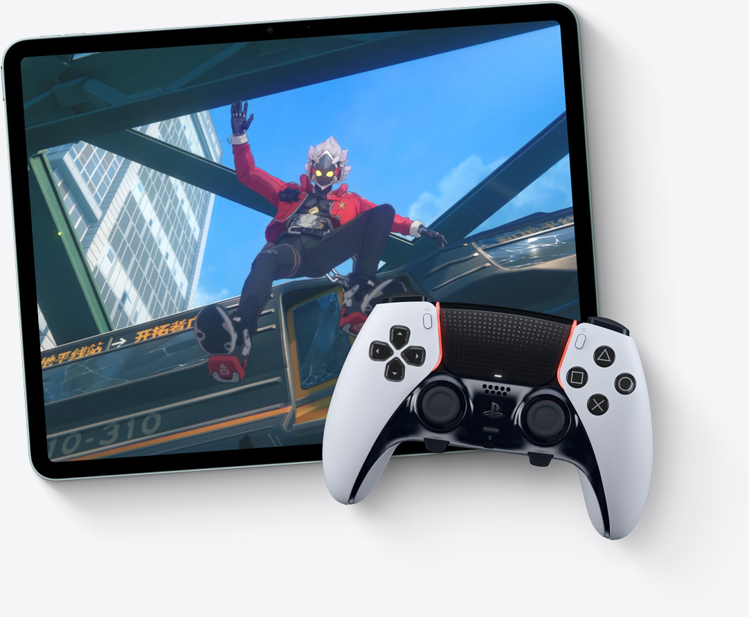 横屏放置的 iPad Air，屏幕上显示着一款游戏，一旁展示着 Playstation 手柄。