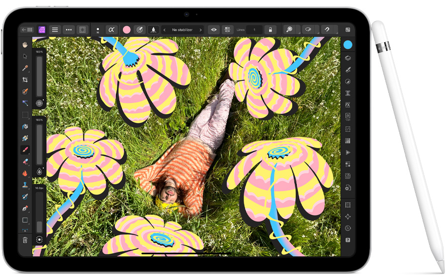 一部横屏放置的 iPad 第十代，屏幕展示正在用 Affinity Photo 2 for iPad 处理一张照片。Apple Pencil 第一代斜靠在 iPad 侧面。