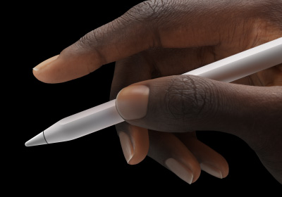用户用拇指和食指握住 Apple Pencil Pro。