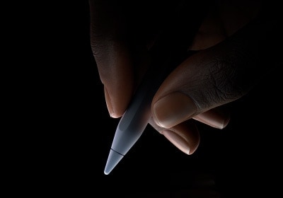 用户用拇指和食指握住 Apple Pencil Pro 底部以上三分之一位置，做出书写姿势。.