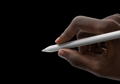 用户的一只手握着 Apple Pencil Pro，做出书写姿势。笔尖对准的位置展示出一个新的工具盘。
