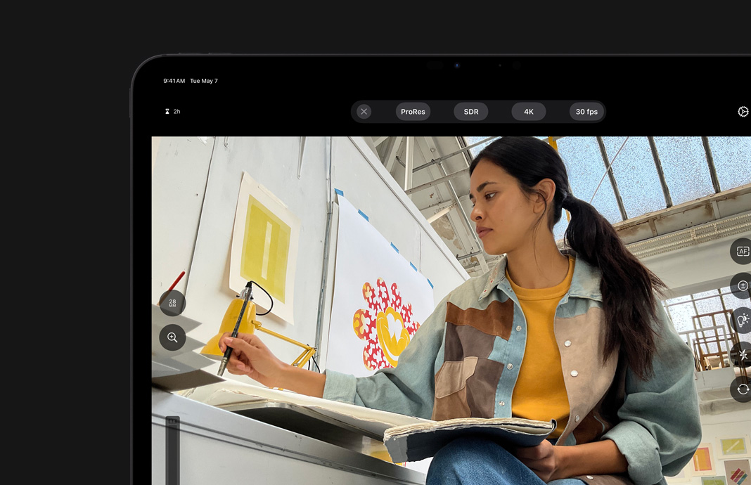  iPad Pro 的相机设置界面，展示 iPad Pro 的 ProRes 拍摄功能已开启， 旁边是一位女艺术家的图像。