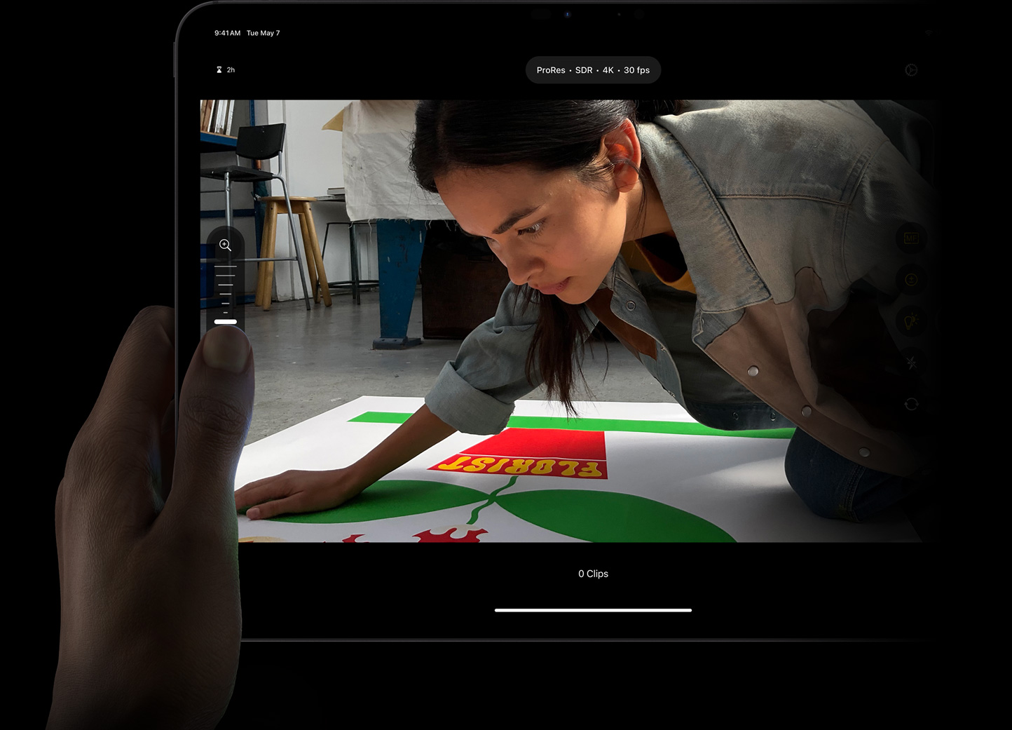 在 iPad Pro 上使用 iPad 版 Final Cut Pro，一个人的拇指正在通过专业摄像机模式的手动控制选项，调整 ProRes 素材的焦点。