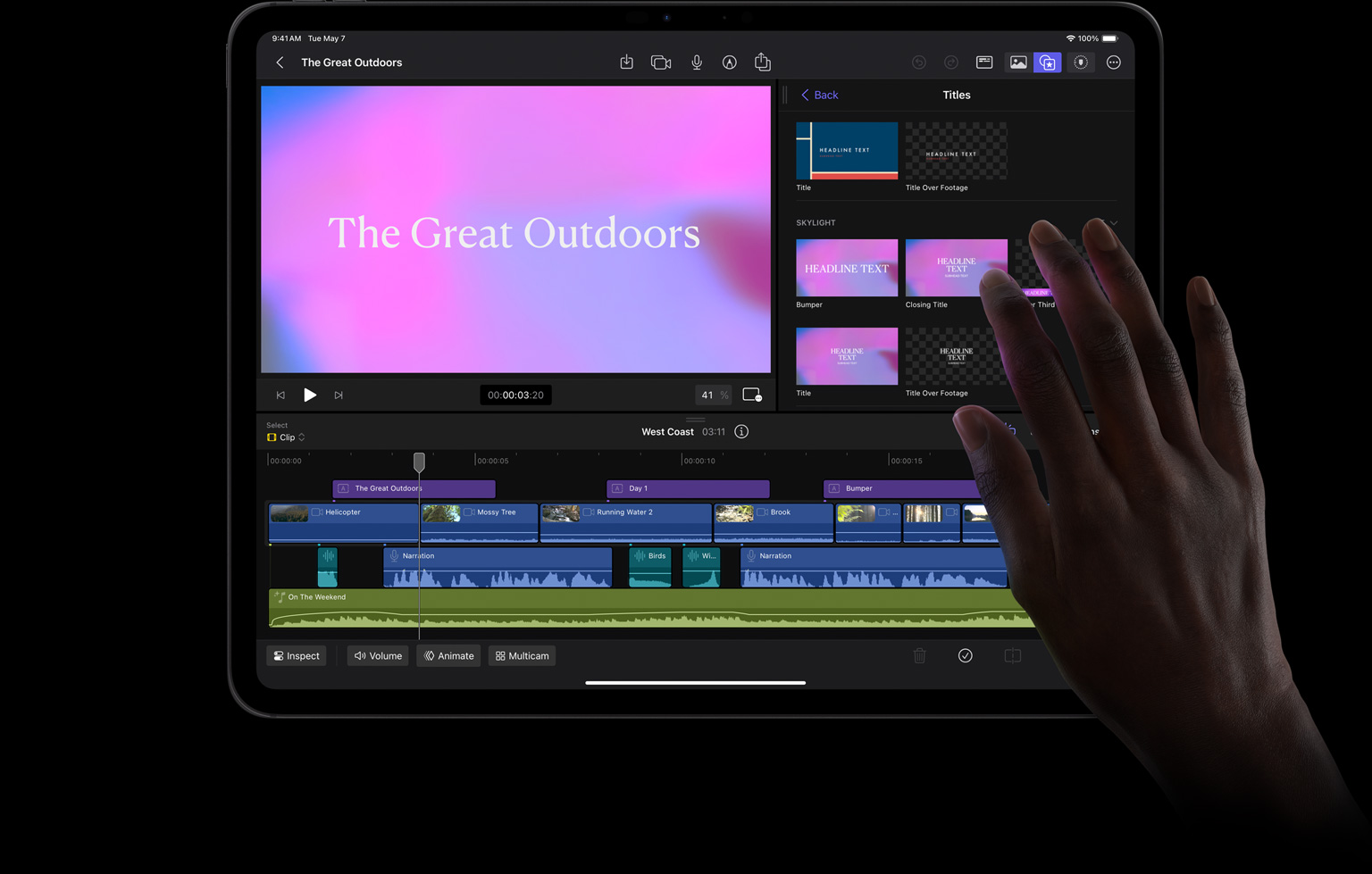一只手指正在 iPad Pro 上的 iPad 版 Final Cut Pro 中选择粉色搭配蓝色的背景，以对标题进行处理。