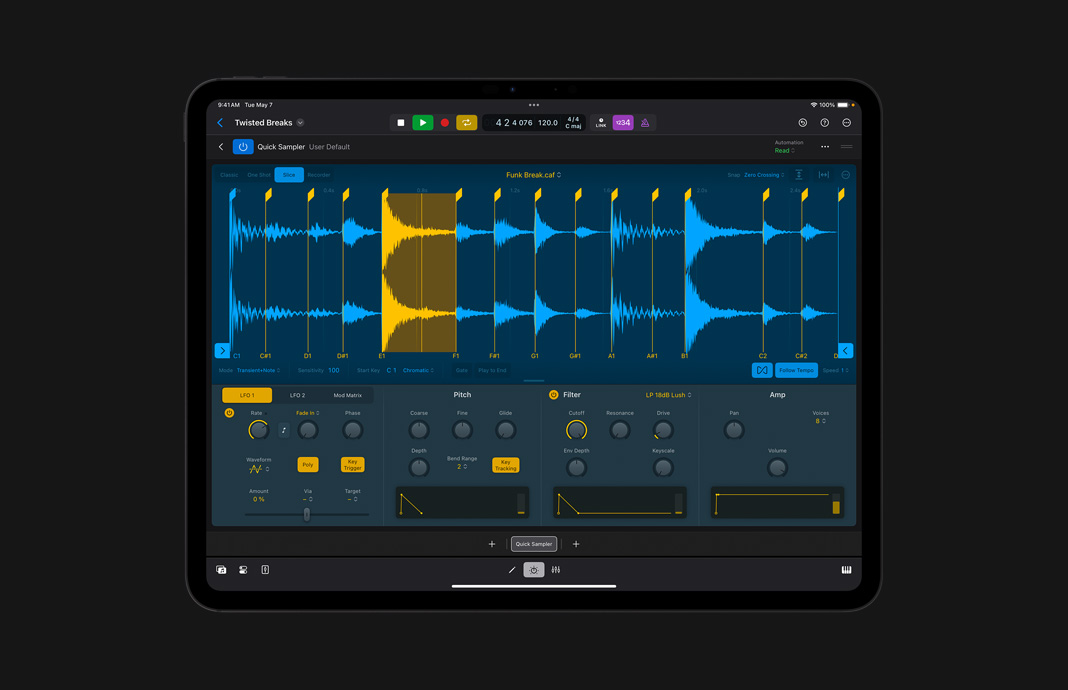 iPad Pro 展示使用 iPad 版 Logic Pro 编辑一段音频采样