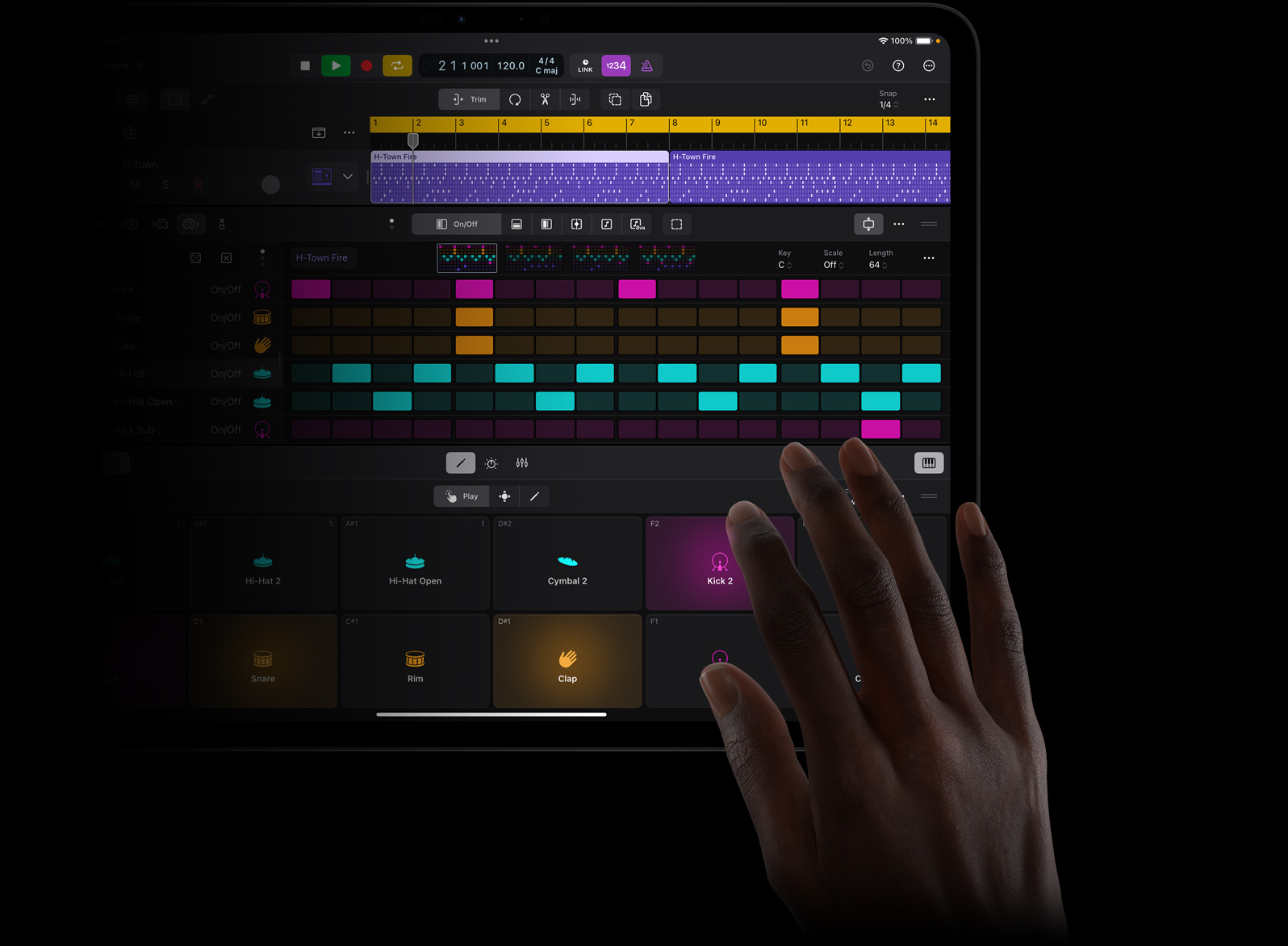 一只手点触 iPad Pro 屏幕，在 iPad Pro 上的 iPad 版 Logic Pro 中创建声音节拍。