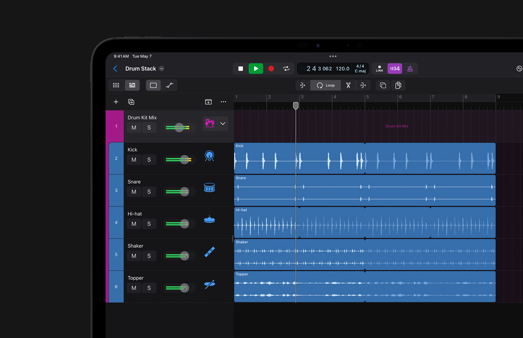 iPad 版 Logic Pro 的用户界面，展示分组演奏轨道整齐叠放在一起。