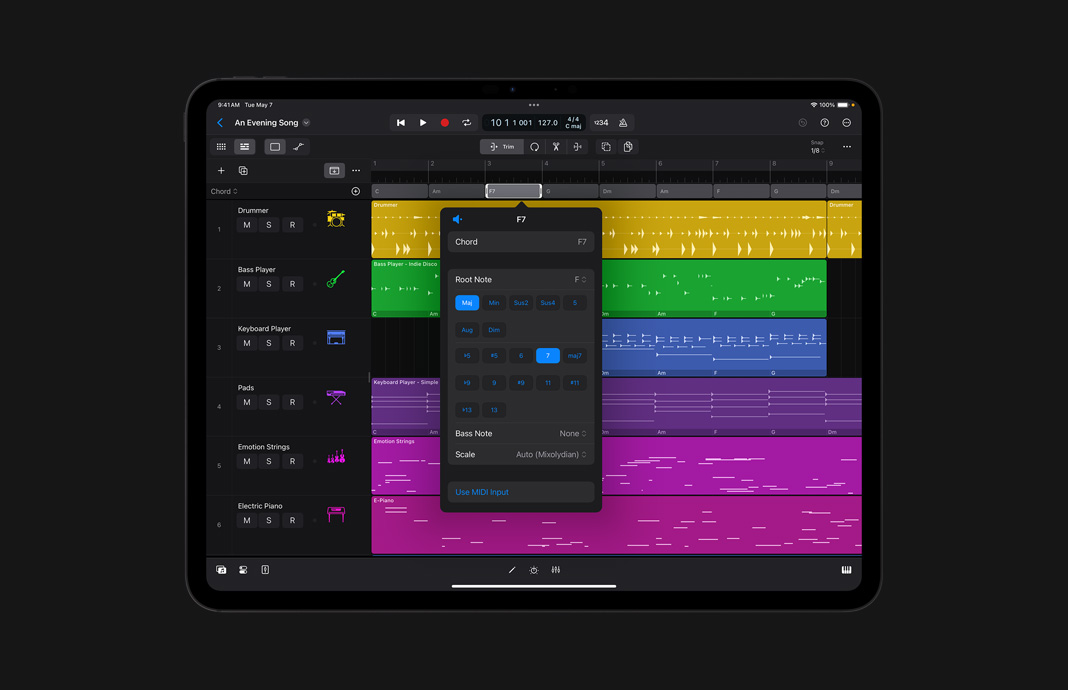 iPad Pro 展示，使用 iPad 版 Logic Pro 在和弦轨道中编辑和弦走向。