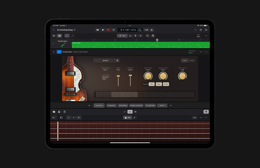 在 iPad Pro 上使用 iPad 版 Logic Pro 的录音室贝司进行声音定制。