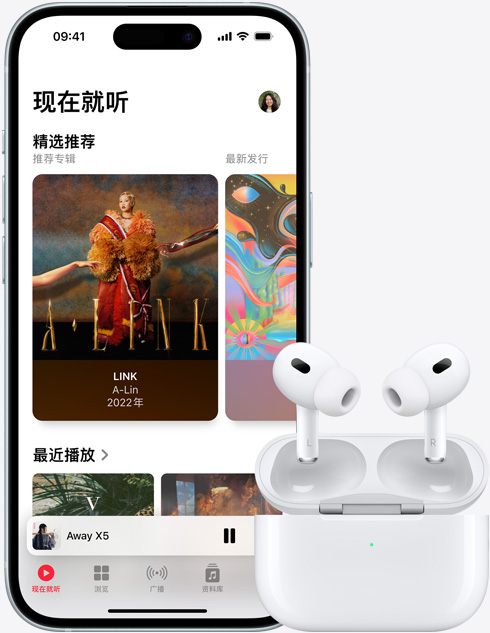  The picture shows that iPhone 15 is playing music with Apple Music, with a pair of AirPods beside it.