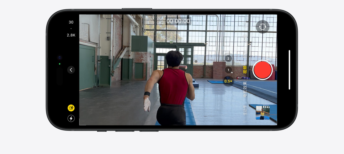  The picture shows that the iPhone 15 Pro shot a video in sport mode, and a gymnast was running in a spacious and bright room.