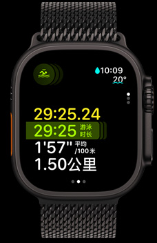 Apple Watch Ultra 2 显示多项目运动中游泳训练的时长、配速和距离。