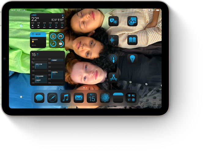 iPad mini 的主屏幕上显示多个与自定义墙纸相称的 app 和小组件。