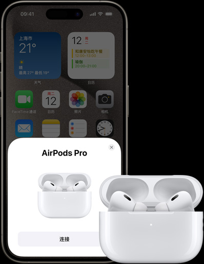 iPhone 15 Pro 正在播放音乐，旁边有一副 AirPods Pro