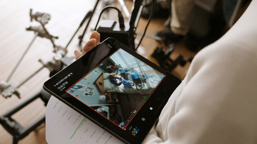 拍摄团队使用配备 M1 芯片的 12.9 英寸 iPad Pro 在现场监看拍摄画面。