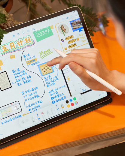 Apple_Enthusiastic-Chinese-users-embrace-the-power-and-versatility-of-iPad-and-Apple-Pencil_Xiaoxiao-uses-Freeform-on-12.9-inch-iPad-Pro.jpg.landing-gradient-small.jpg