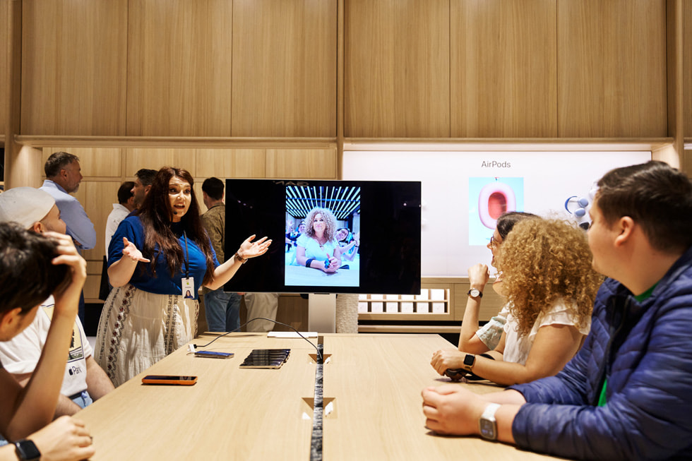 一名团队成员在伦敦 Apple Battersea 零售店内主讲 Today at Apple 课程。