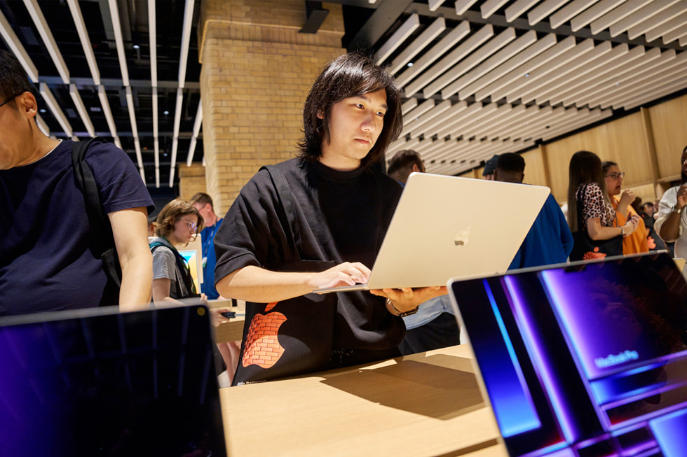 一位顾客在伦敦 Apple Battersea 零售店内使用 15 英寸 MacBook Air。