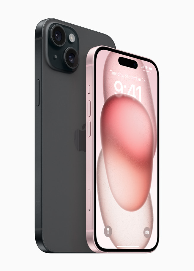 图示为并排摆放的黑色 iPhone 15 Plus 的背面和粉色 iPhone 15 的正面。