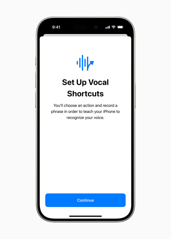 在 iPhone 15 Pro 上，屏幕上显示“设置人声快捷键”，并提示用户选择一个动作并录制一个短语，教会 iPhone 识别他们的声音。