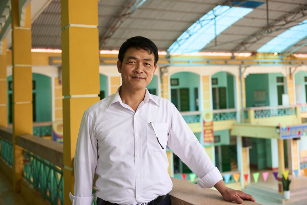 Hiền Lương 中小学校校长 Phạm Thiên Nam。