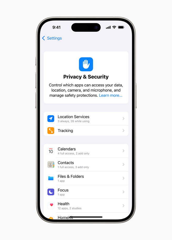 iPhone 15 Pro 上展示着设置内全新的隐私与安全性选项。