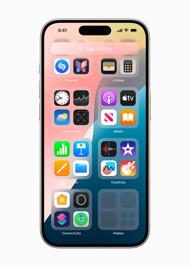 iPhone 15 Pro 上展示着已隐藏的 app 文件夹。