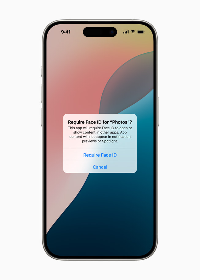 iPhone 15 Pro 上展示着一款已锁定的 app。