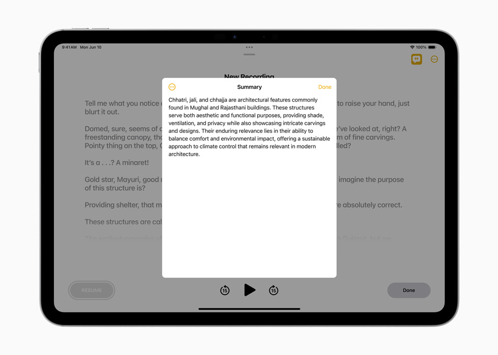 iPad Pro 上展示着用录制的音频生成内容摘要的功能。