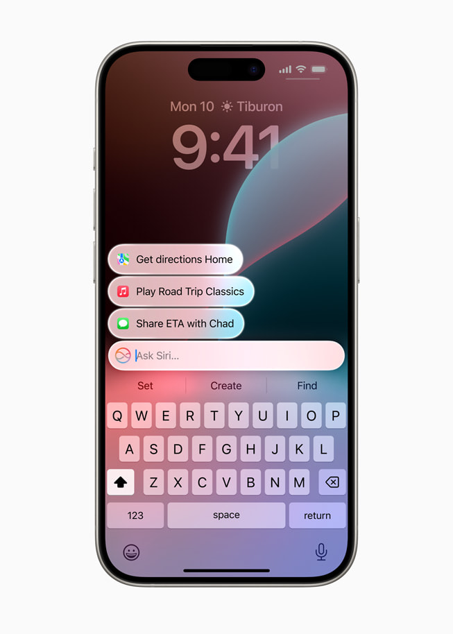 iPhone 15 Pro 上显示着用户正在通过文字与 Siri 会话。