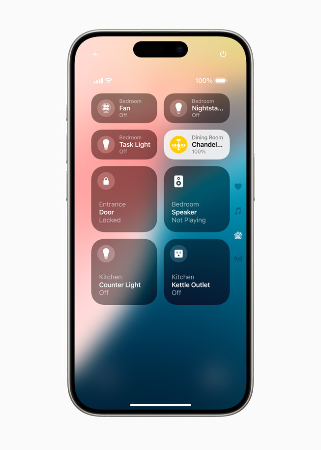 iPhone 15 Pro 上显示着家庭控制选项。