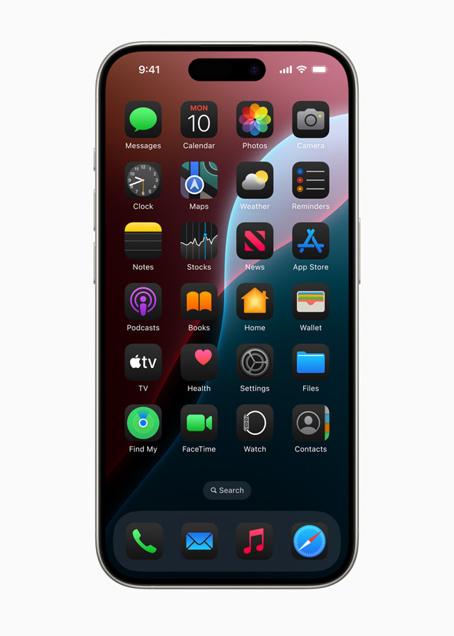 iPhone 15 Pro 的主屏幕上显示着浅色效果的 app 图标和小组件。 