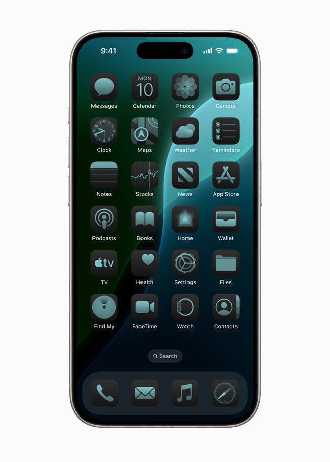 iPhone 15 Pro 的主屏幕上显示着深色效果的 app 图标和小组件。