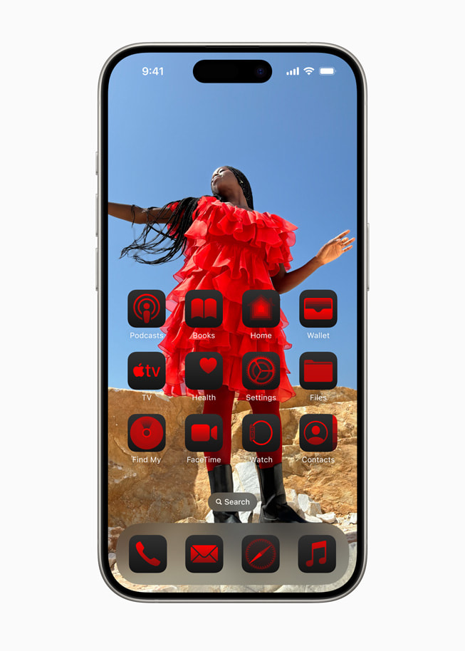 iPhone 15 Pro 的主屏幕上，app 和小组件围绕照片排布。