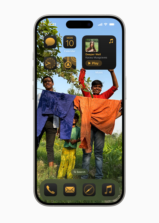 iPhone 15 Pro 的主屏幕上显示着色彩效果的 app 图标和小组件。