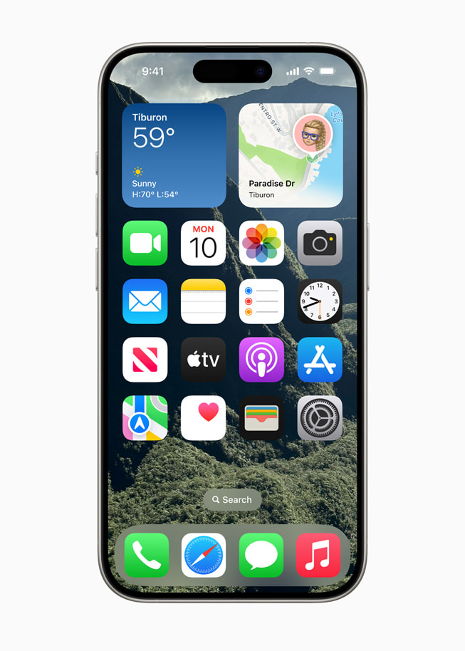 iPhone 15 Pro 的主屏幕上显示着大尺寸 app 图标。