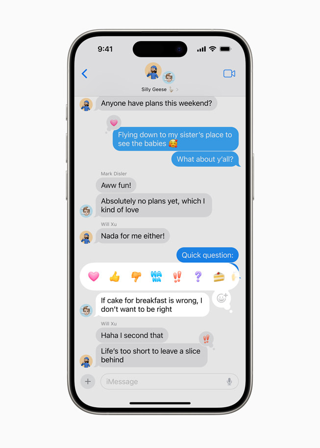 iPhone 15 Pro 上显示着一条 iMessage 信息，“点回”选项包括爱心、大拇指向上、大拇指向下、哈哈大笑、感叹号、问号和蛋糕表情符号。