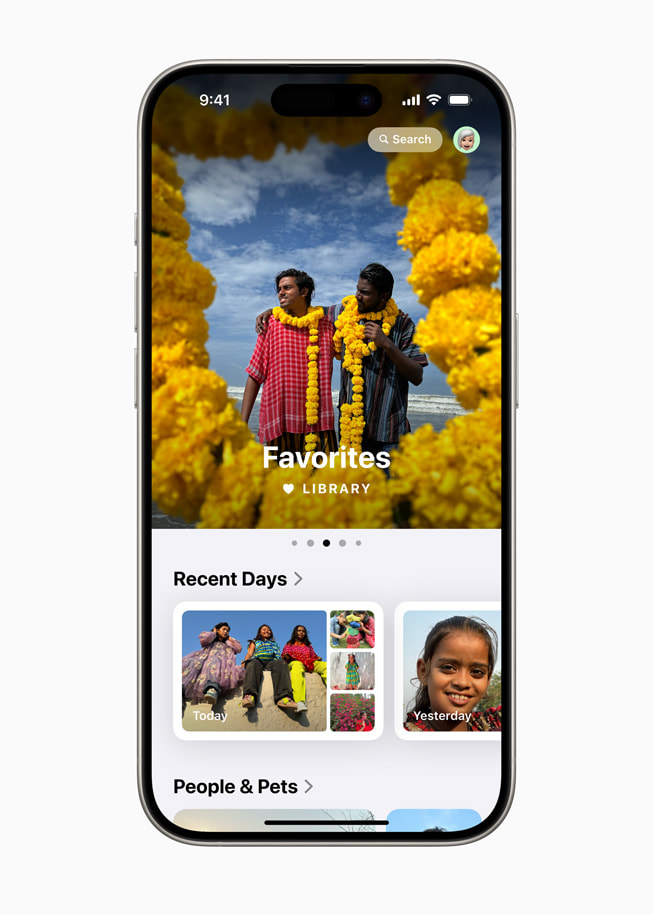 iPhone 15 Pro 的照片 app 中显示着带有“个人收藏”标签的 carousel。