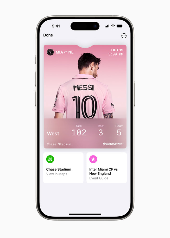 iPhone 15 Pro 显示一张迈阿密国际队对新英格兰队的足球比赛门票，包括 Chase 体育场的地图和活动指南。