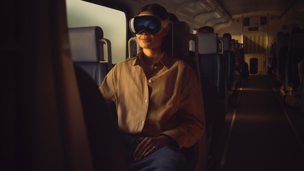 在火车上佩戴着 Apple Vision Pro 的人。