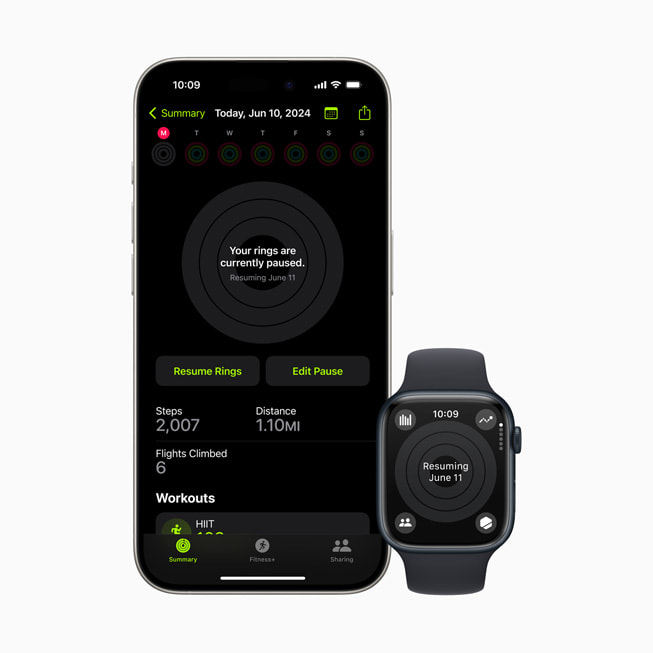 iPhone 15 Pro 与 Apple Watch Series 9 显示用户暂停的健身记录圆环。