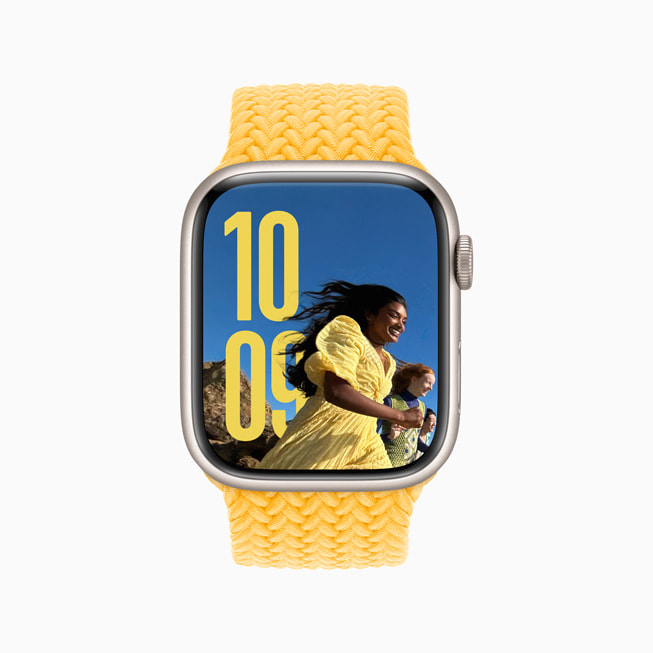 Apple Watch Series 9 的照片表盘上显示一个穿黄色衣服的人。