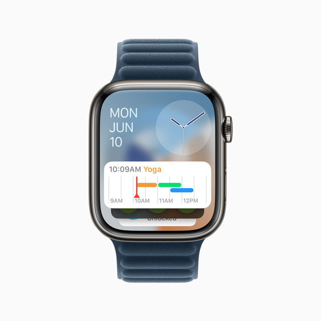 Apple Watch Series 9 在智能叠放顶部显示日历小组件。