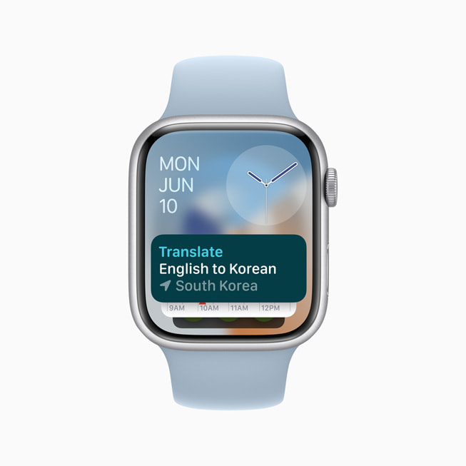 Apple Watch Series 9 在智能叠放顶部显示翻译小组件。