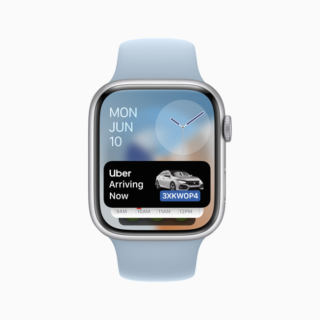 Apple Watch Series 9 在智能叠放顶部显示用户的 Uber 行程。