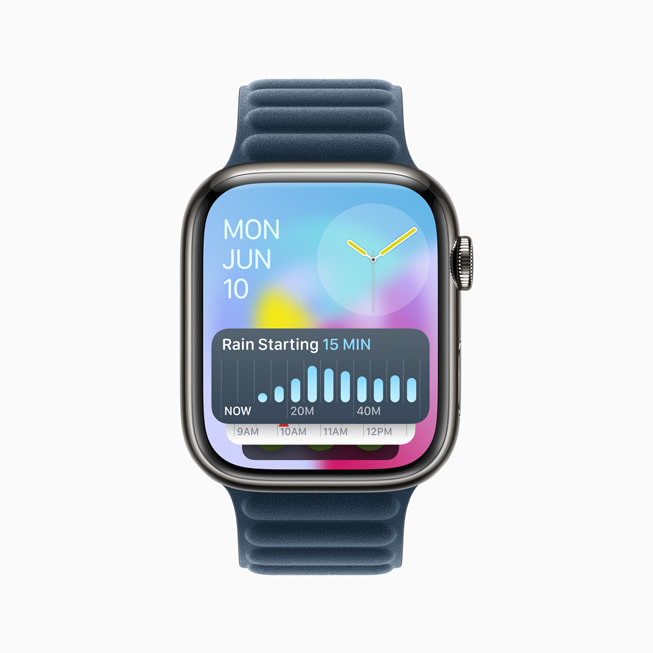 Apple Watch Series 9 在智能叠放顶部显示天气小组件。