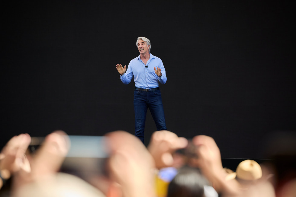 WWDC24 开幕当天，Craig Federighi 站在 Apple Park 的舞台上。