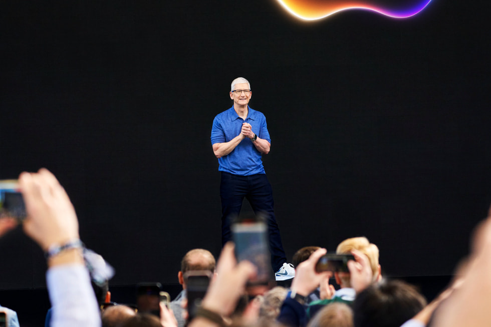 WWDC24 开幕当天，Tim Cook 站在 Apple Park 的舞台上。