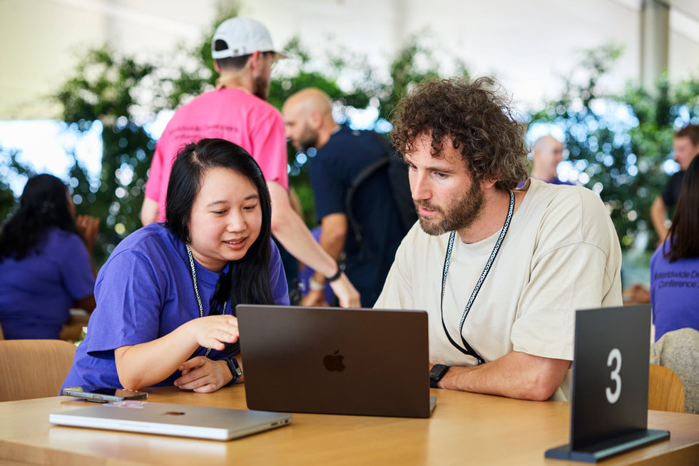 一位 Apple 专家与一位开发者进行一对一咨询。 